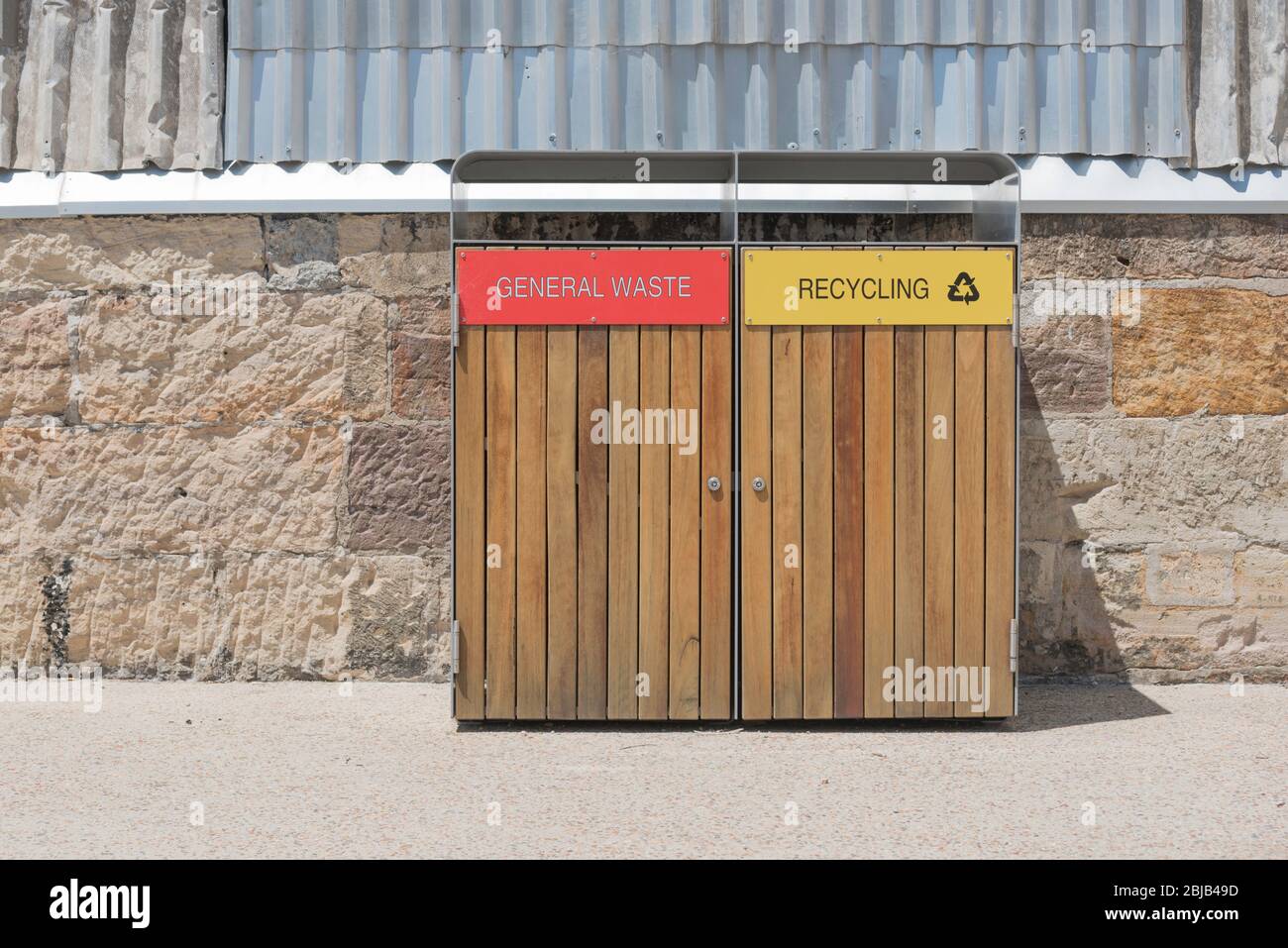 Moderne, gut gestaltete, tiersichere Mülltonnen und Recycling-Behälter vor Ort im neu renovierten Sub Base Platypus Park in Sydney, Australien Stockfoto