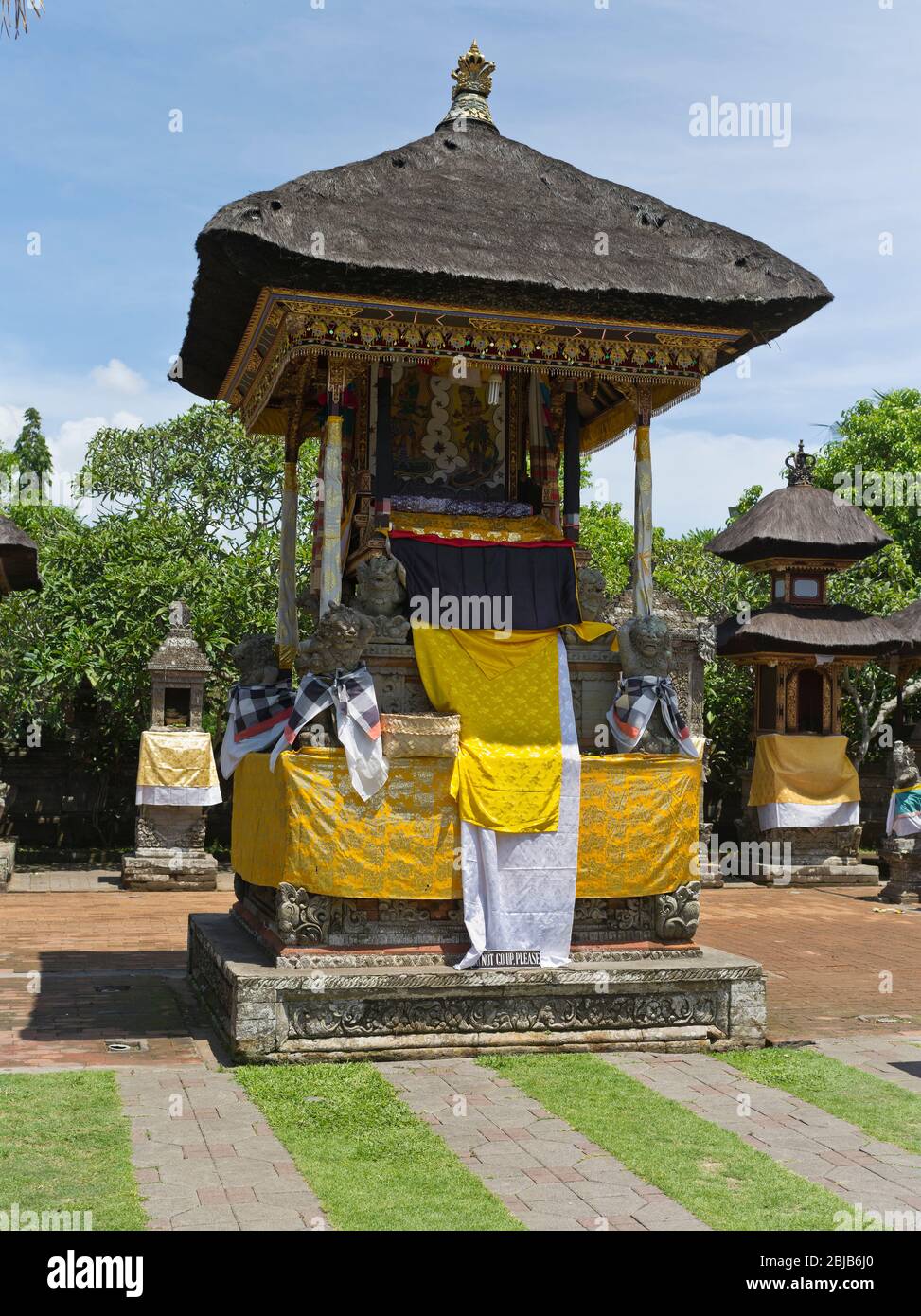 dh Balinese Batuan Tempel BALI INDONESIEN traditionelle hinduistische Strohdachgebäude Tempel für Festival dekoriert Stockfoto