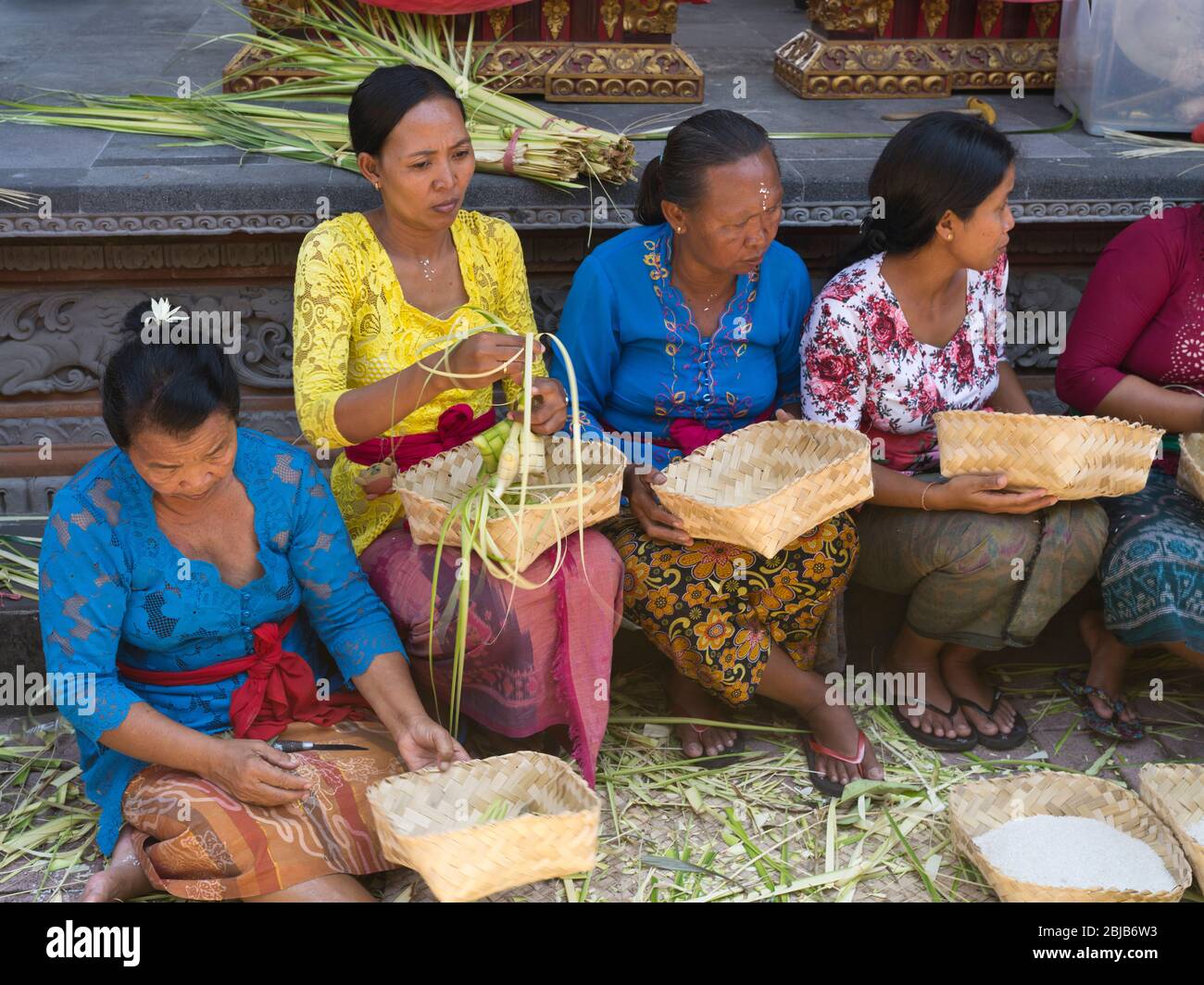 dh Balinese Batuan Tempel Asien BALI INDONESIEN Hindu Frauen machen Reis Pakete Tempel Festival Angebote Ketupat Paket indonesische Menschen Stockfoto