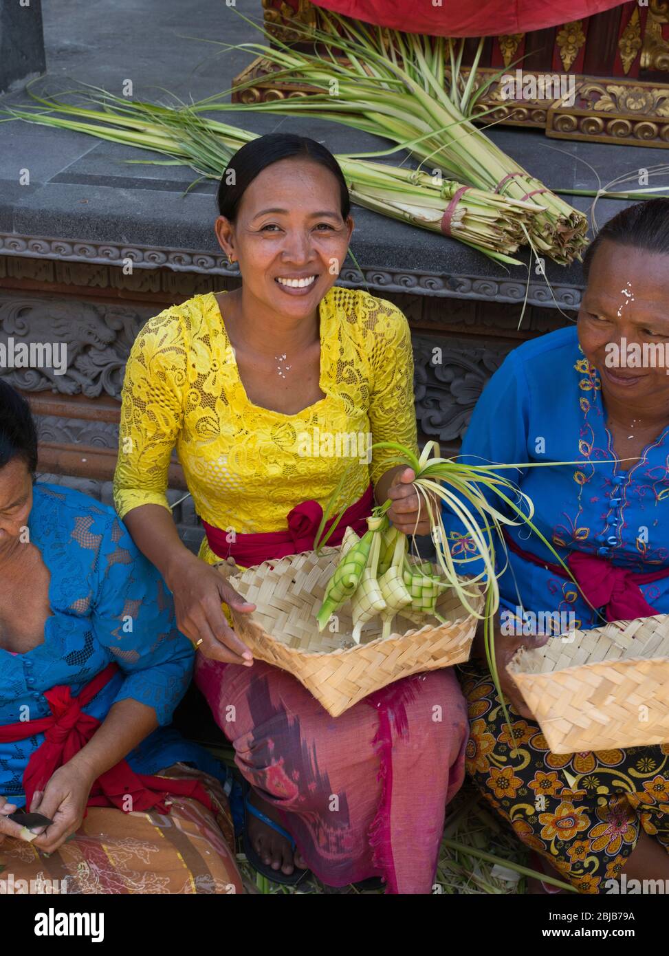 dh Balinese Batuan Tempel Asien BALI INDONESIEN Hindu Frauen tipat Reispakete Ketupat Paket indonesische Frau lächelnd südostasiatischer Angebote Stockfoto