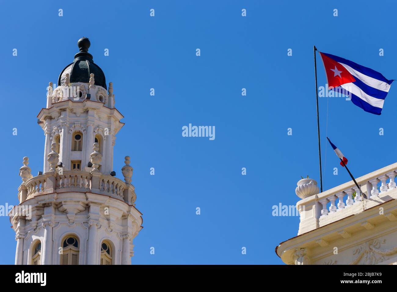 HAVANNA, KUBA. Das Dach des Großen Theaters von Havanna oben neben einer Flagge winkend auf dem nahe gelegenen Hotel Inglaterra. Stockfoto