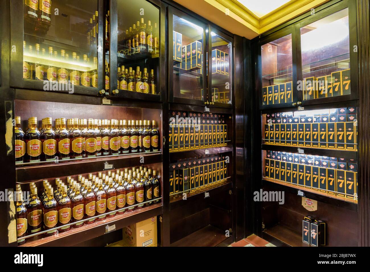 Havana Club Flaschen im Museo del Ron (Rum Museum) in Havanna, Kuba