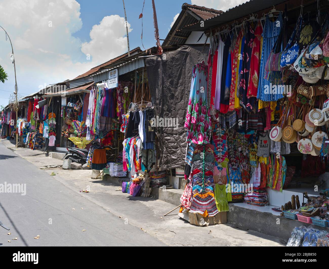 dh Pasar Seni Guwang Sukawati BALI INDONESIEN Balinesische Kunstfertigkeit Markt Street Shop zeigt Kleidung Ort Stockfoto
