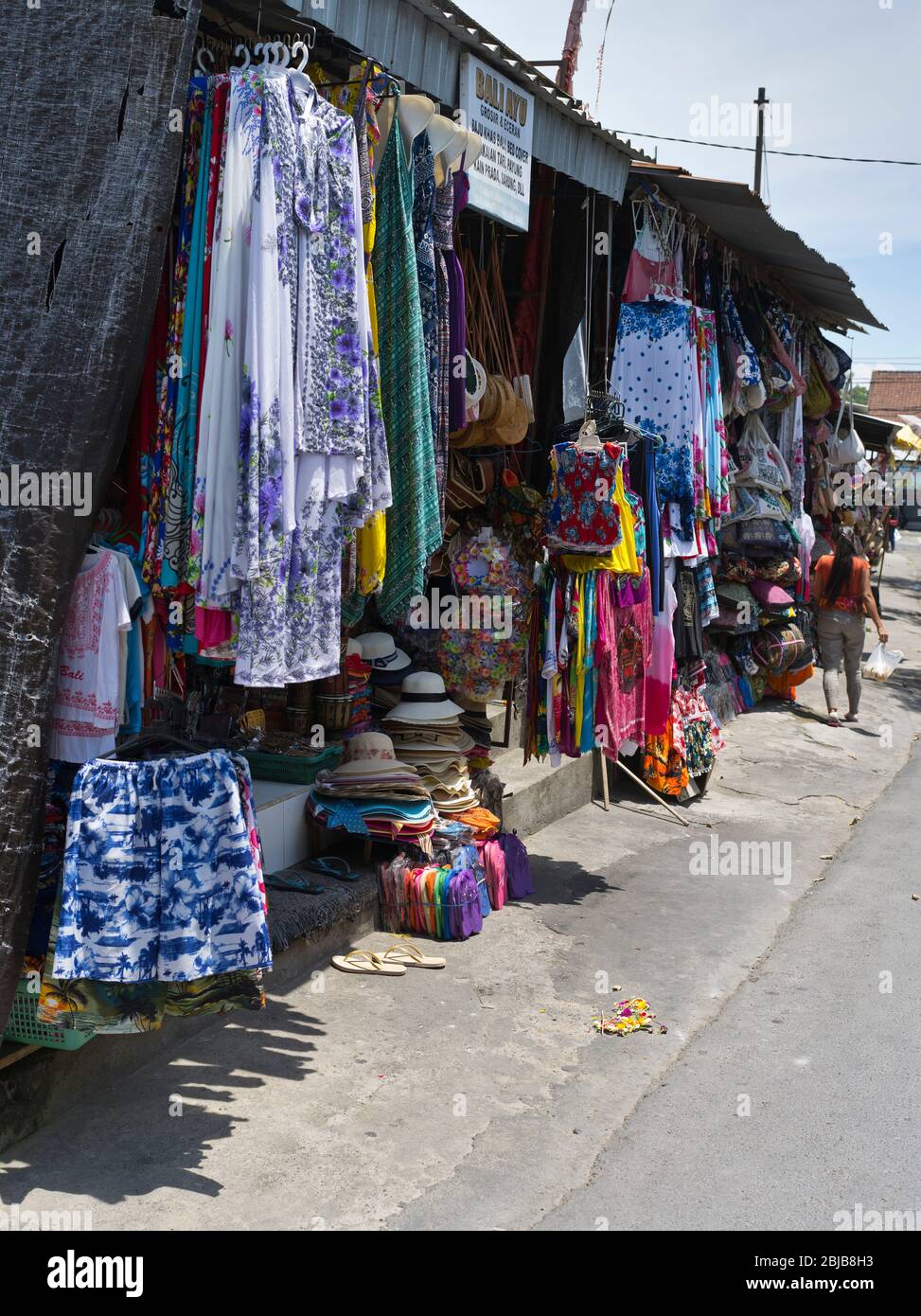 dh Pasar Seni Guwang Sukawati BALI INDONESIEN Tuchladen Displays Balinesische Kunst Handwerk Markt Straße südost asien Kleidung Stockfoto