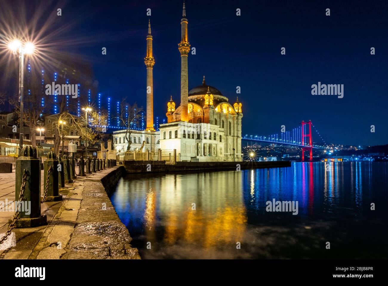 Istanbul Landschaft bei Nacht. Ortakoy Moschee und bosporus Brücke Stockfoto