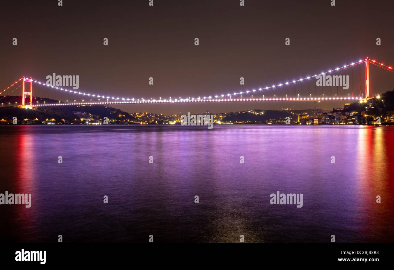Istanbul Bosporus Brücke Landschaft bei Nacht Stockfoto