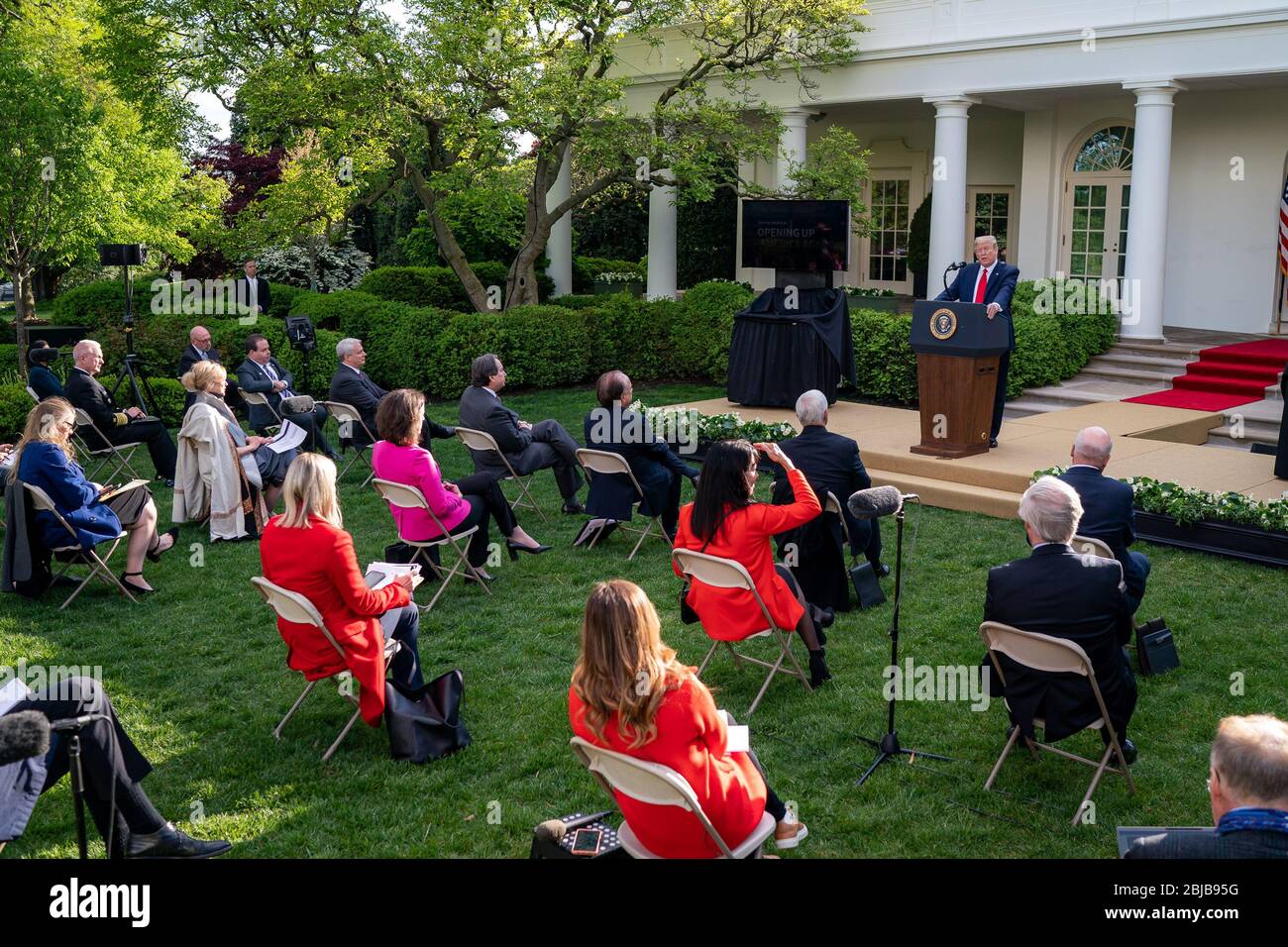 WASHINGTON DC, USA - 27. April 2020 - Präsident Donald J. Trump hört sich während des Coronavirus-Update-Briefings am Montag, 2. April, die Frage eines Reporters an Stockfoto