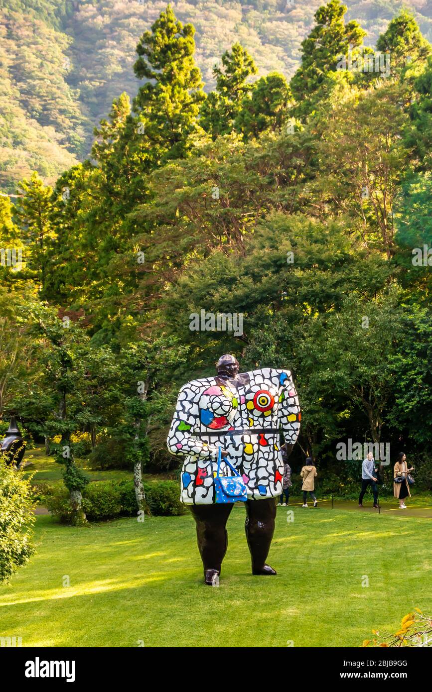 Hakone, Japan: 02. November 2019: Hakone Open Air Museum in Japan. Miss Black Power Skulptur von Niki de Saint Phalle Stockfoto