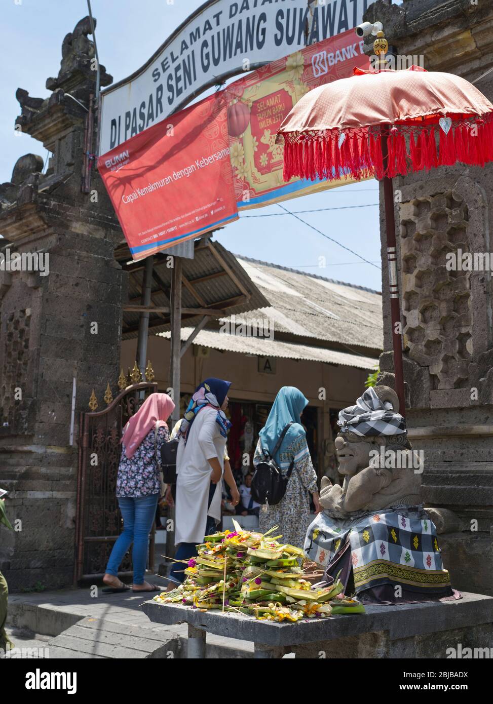 dh Pasar Seni Guwang Sukawati BALI INDONESIEN Eintritt in Kunstfertigkeit Markt muslimische Frauen Touristen balinesische Hüterangebote islamische asien Gruppe Stockfoto