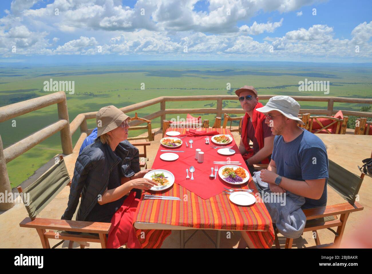 Essen im Freien am Rande der Oloololo-Böschung, Mara Triangle, Masai Mara Reserve, Kenia. Stockfoto
