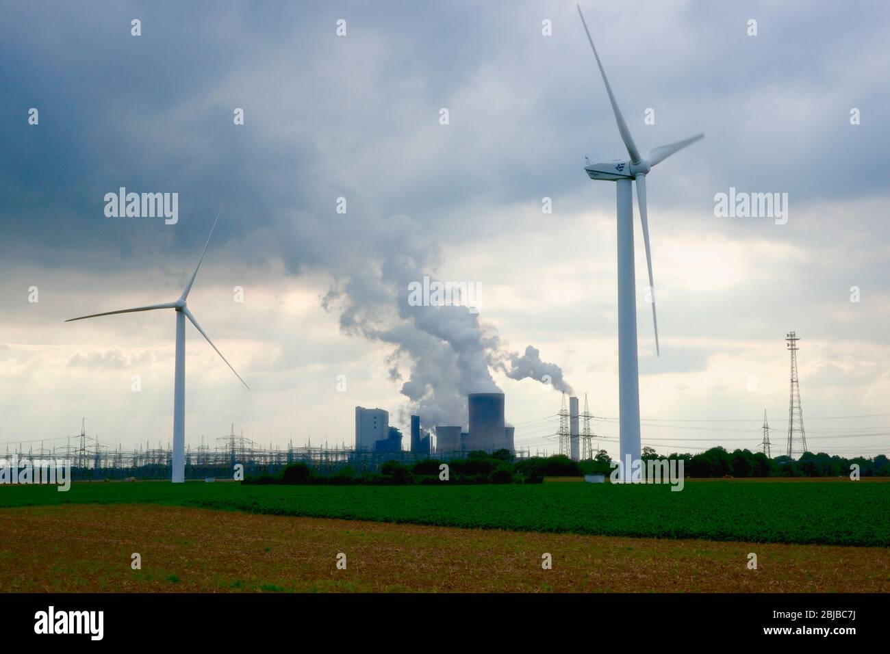 Wind- und Kohlekraftwerke - Windenergieanlagen und RWE Braunkohlestromkraftwerke in der Rhein-Erft-Region Bergheim, Deutschland. Stockfoto