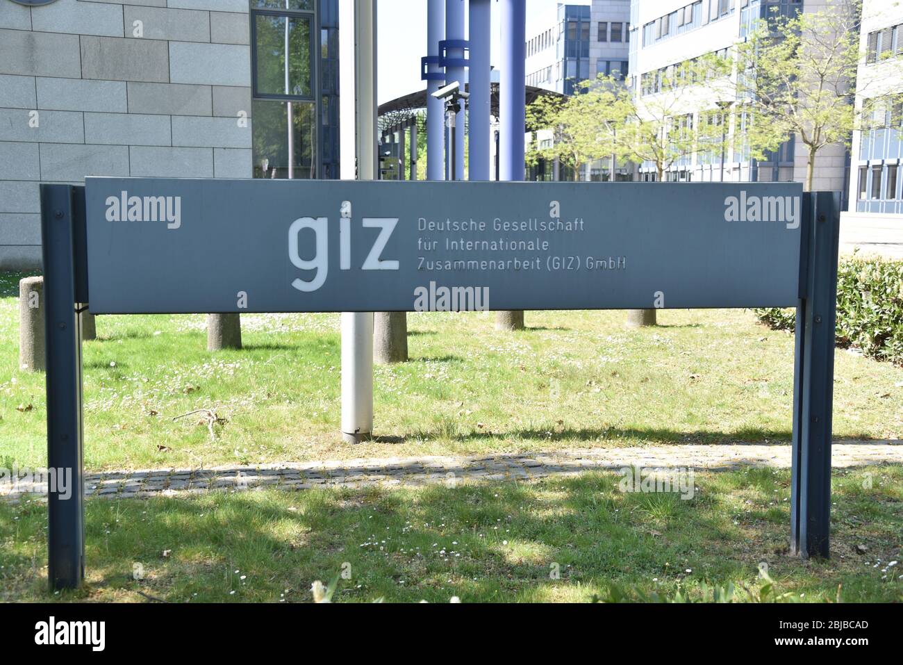 Bonn, Deutschland. April 2020. Logo, Schriftzug die Deutsche Gesellschaft für Internationale Zusammenarbeit GmbH ist eine international tätige Organisation der Entwicklungszusammenarbeit im Auftrag verschiedener Ministerien in der Bundesrepublik Deutschland. Quelle: Horst Galuschka/dpa/Horst Galuschka dpa/Alamy Live News Stockfoto