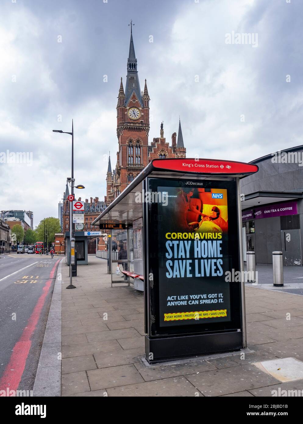 Lockdown London, 29. April 2020: Kings Cross Station, Empty Euston Road, ein Werbeaufzug mit einer Anzeige, die Menschen dazu rät, zu Hause zu bleiben Stockfoto