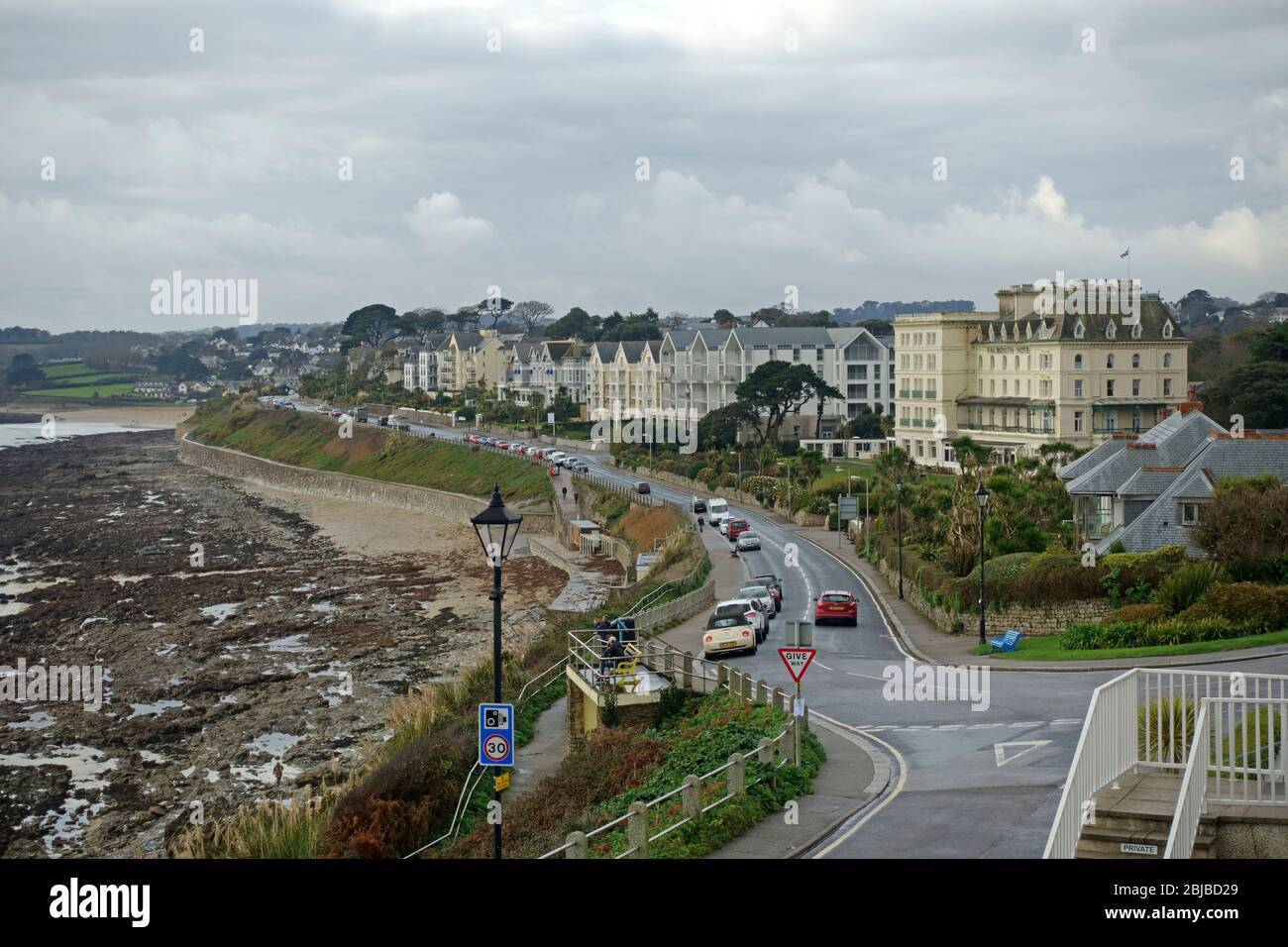 Hotels an der Strandpromenade, Gyllyngvase Beach, Falmouth, Cornwall, Großbritannien Stockfoto