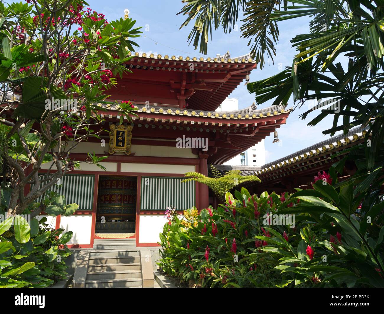 dh Buddha Tooth Relic Tempel CHINATOWN SINGAPUR Buddhistische Tempel Museum Dachgarten Gehäuse Gebetsrad buddhismus Erbe Stockfoto