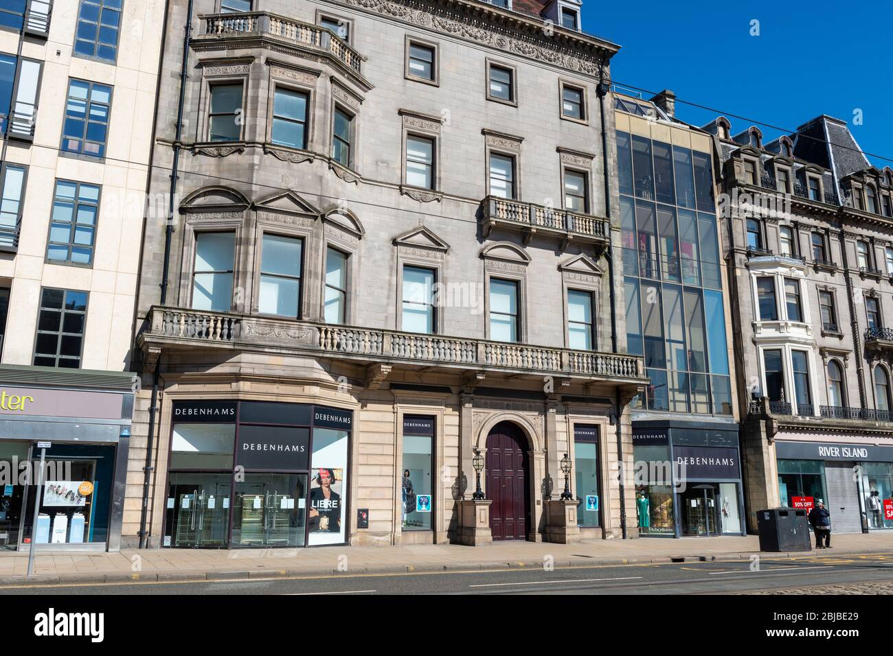 Geschäfte und Unternehmen, darunter das Debenhams Department Store in der Princes Street, sind während der Sperrung des Coronavirus geschlossen - Edinburgh, Schottland, Großbritannien Stockfoto