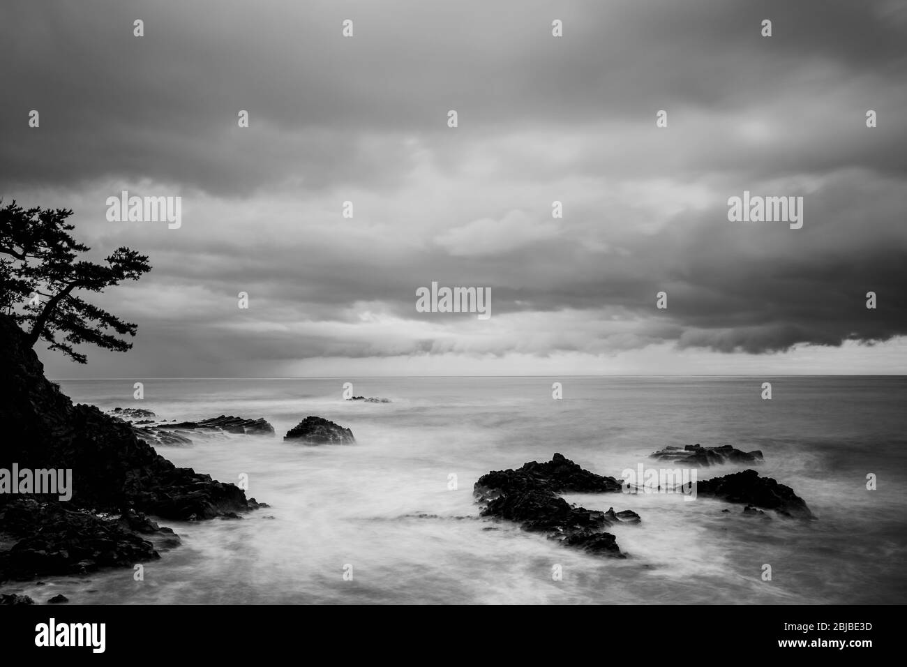 Schwarz / weiß, schöne Landschaft von Felsen und dramatischer Himmel am Meer mit langer Belichtung, East Seaside, Gyeongju, Korea Stockfoto