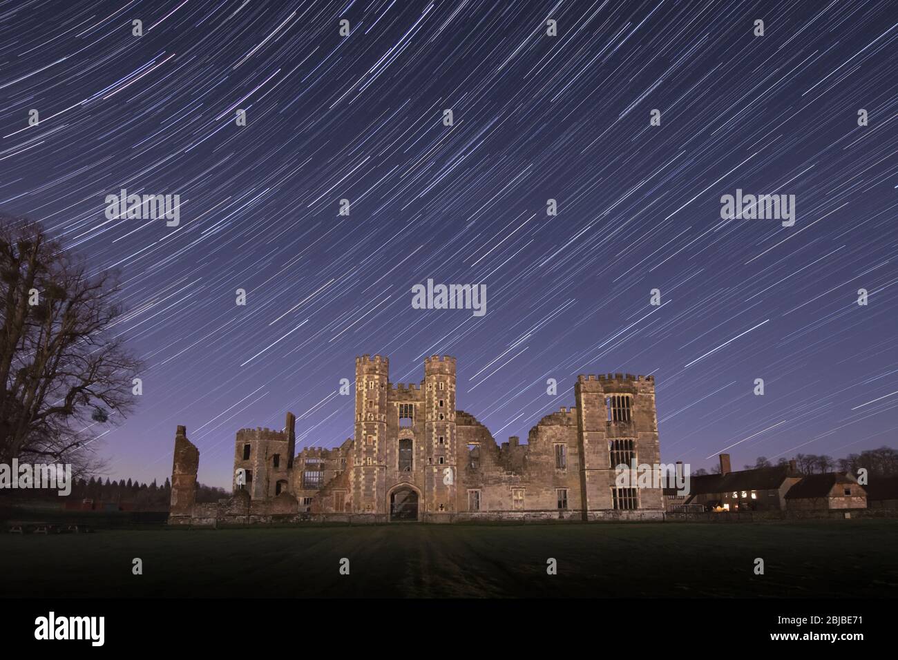 Cowdray Ruinen, Schloss, in der Nacht mit bewegten Sternen, Sternspuren, beleuchtet von Mondlicht, Midhurst, Sussex, UK Stockfoto