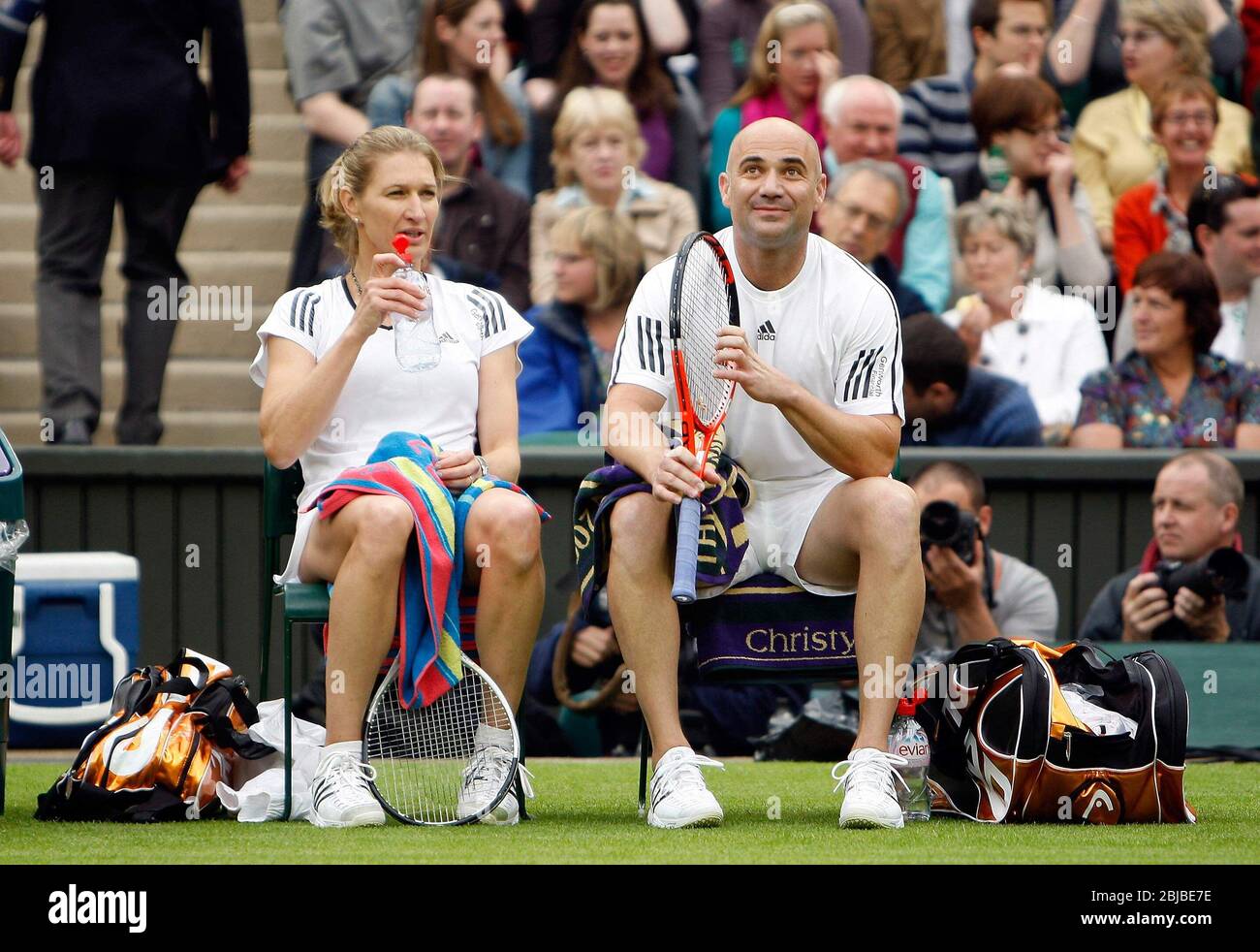 London, Grossbritannien. 17. Mai 2009. firo Tennis: 05/17/2009 Wimbledon Eröffnung des neuen Center Court mit Dachüberdachung Steffi Graf und Andre Agassi spielten gemischt in der Eröffnung Copyright by firo back page images Use only in G er MA NY! Pfefferackerstrasse 2a 45894 G elsenkirchen www.firosportphoto.de mail@firosportphoto.de (V olksbank B ochum W itten) BLZ .: 430 601 29 Ct.No .: 341 117 100 Tel: 0209 - 9304402 Fax: 0209 - 9304443   Nutzung weltweit Credit: dpa/Alamy Live News Stockfoto