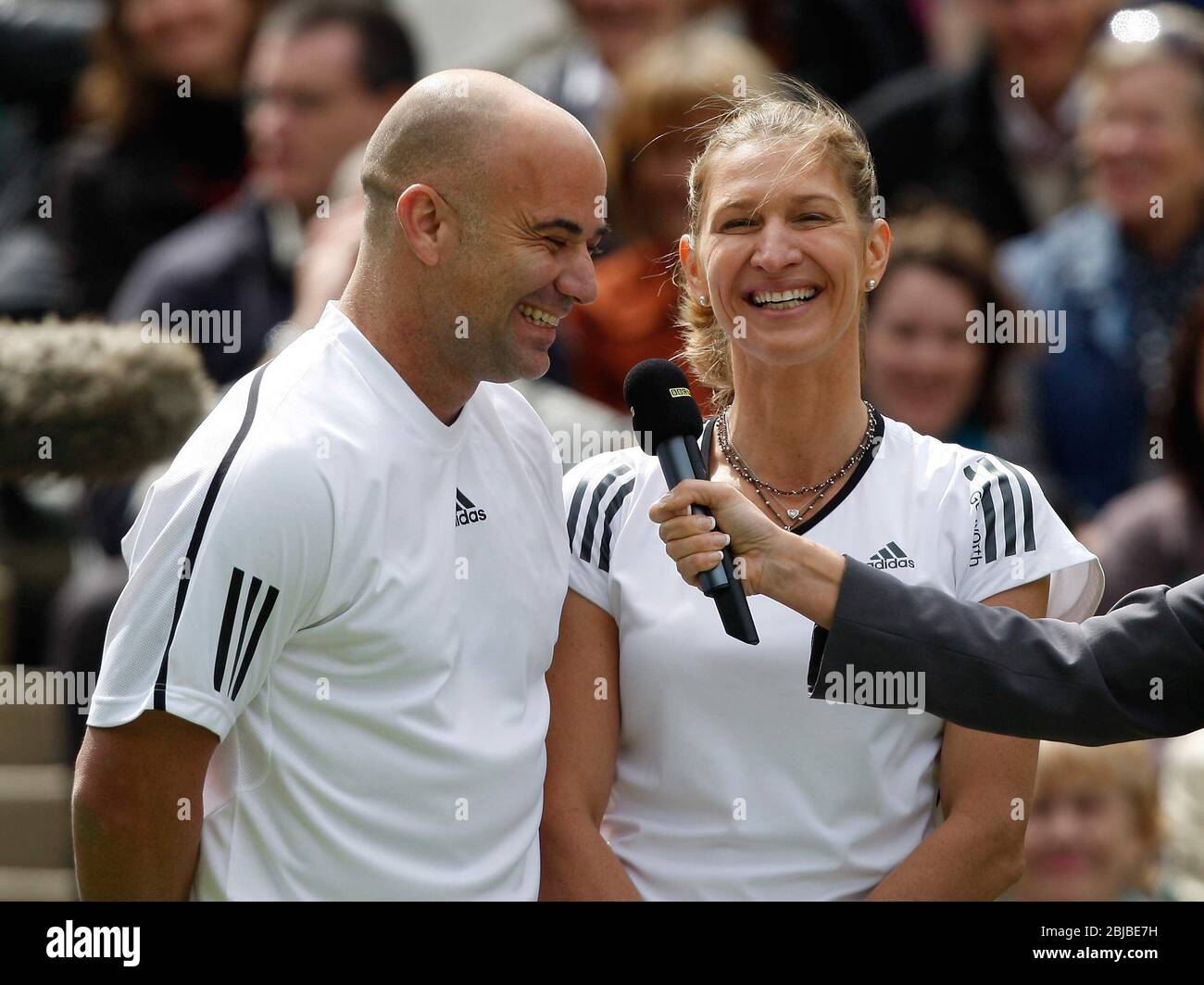 London, Grossbritannien. 17. Mai 2009. firo Tennis: 05/17/2009 Wimbledon Eröffnung des neuen Center Court mit Dachüberdachung Steffi Graf und Andre Agassi spielten gemischt in der Eröffnung Copyright by firo back page images Use only in G er MA NY! Pfefferackerstrasse 2a 45894 G elsenkirchen www.firosportphoto.de mail@firosportphoto.de (V olksbank B ochum W itten) BLZ .: 430 601 29 Ct.No .: 341 117 100 Tel: 0209 - 9304402 Fax: 0209 - 9304443   Nutzung weltweit Credit: dpa/Alamy Live News Stockfoto