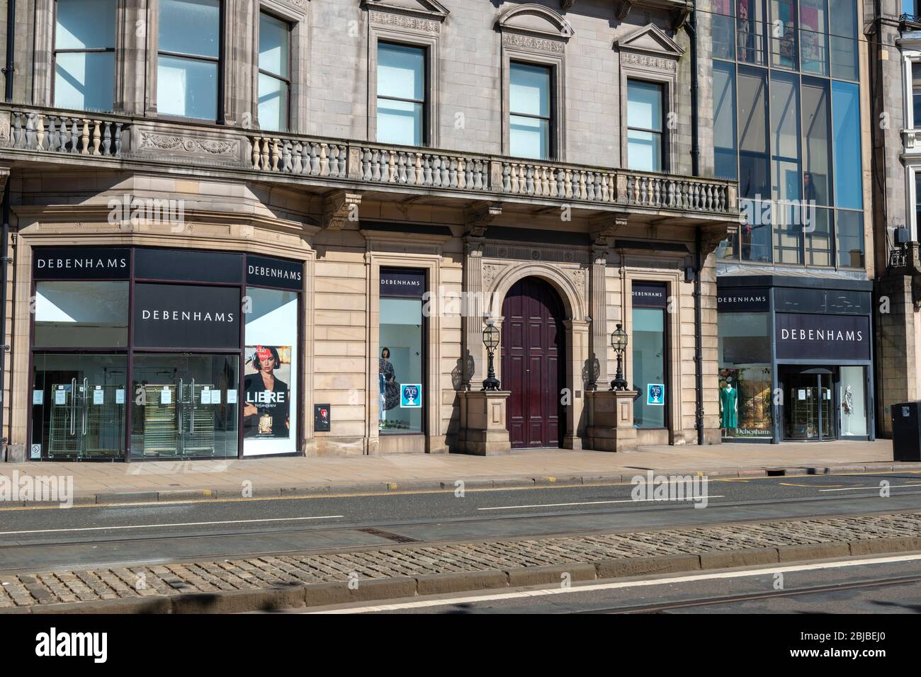 Das Kaufhaus Debenhams in der Princes Street ist während der Sperrung des Coronavirus - Edinburgh, Schottland, Großbritannien - geschlossen Stockfoto