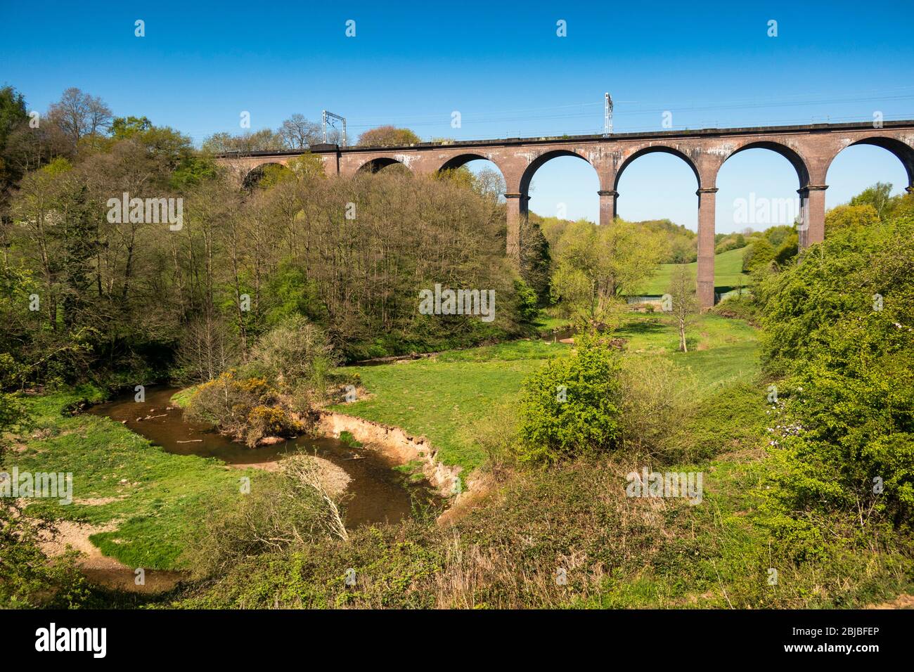 Großbritannien, England, Cheshire, Congleton, Dane in Shaw Meadow, Dane in Shaw Brook und West Coast Mainline Railway Viaduct Stockfoto