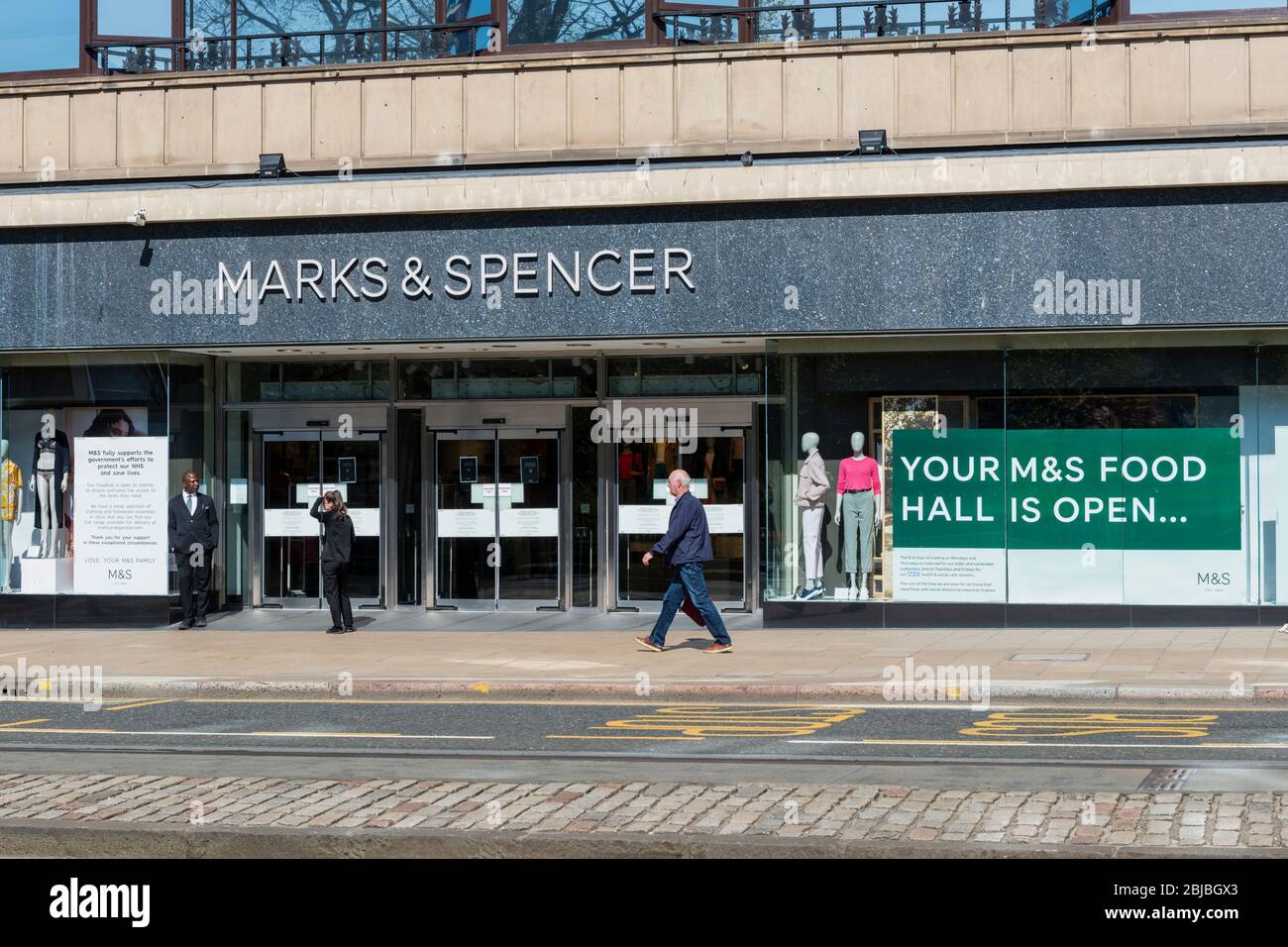 Das Kaufhaus Marks & Spencer in der Princes Street ist wegen Geschäftsabenden geschlossen, außer der Food Hall während der Sperrung des Coronavirus - Edinburgh, Schottland, Großbritannien Stockfoto