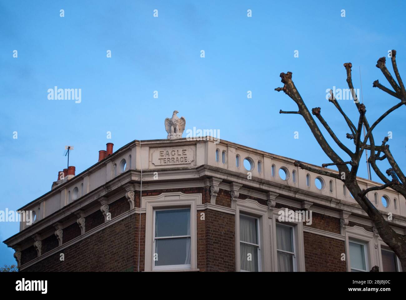 Viktorianische Architektur London Stock Ziegelsteinbrüstungskapuze Detail Eagle Statue Eagle Terrace, Shepherds Bush Road, Brook Green, London W6 Stockfoto
