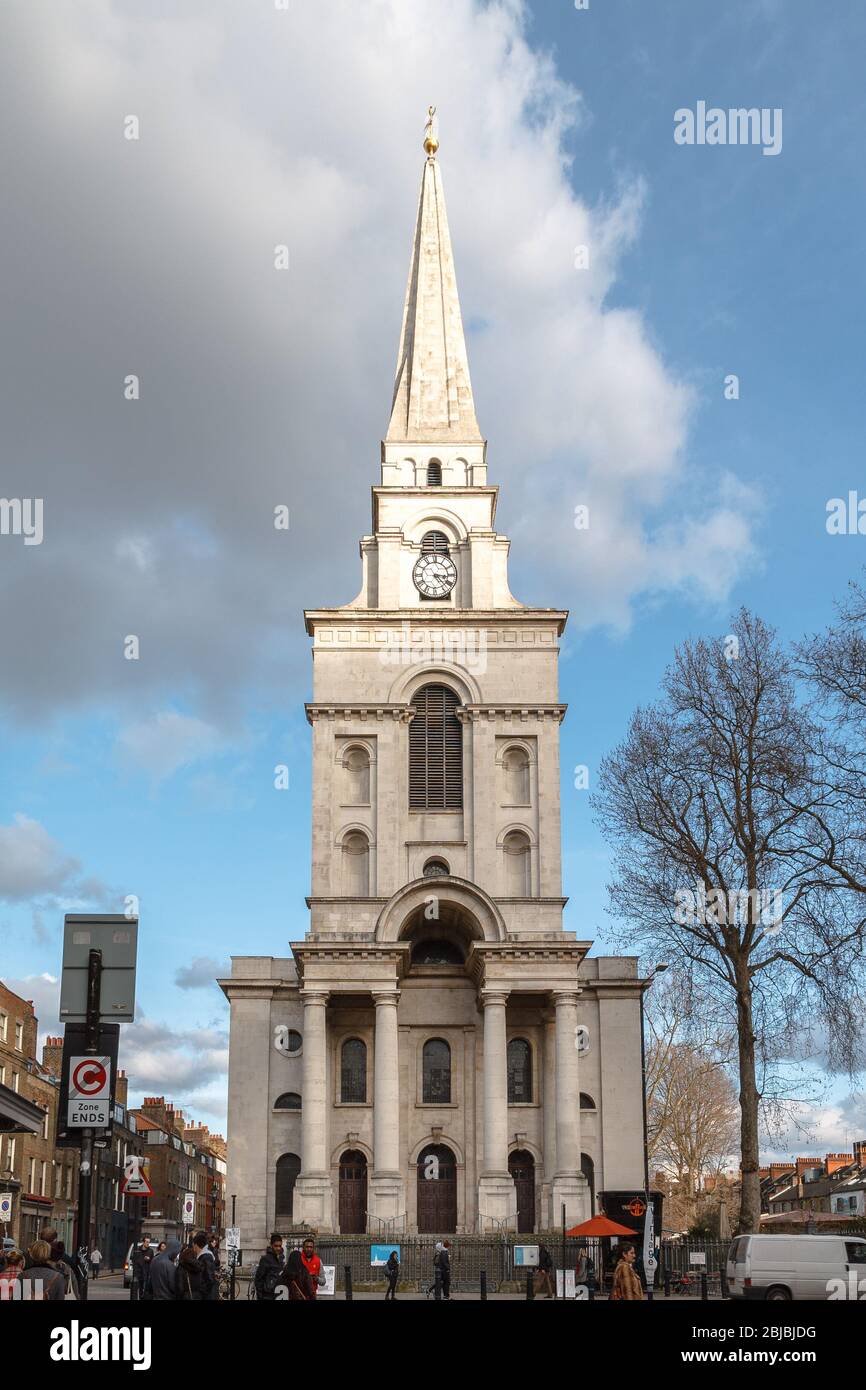 Die Fassade der Christ Church Spitalfields auf Commercial St im Winter Stockfoto