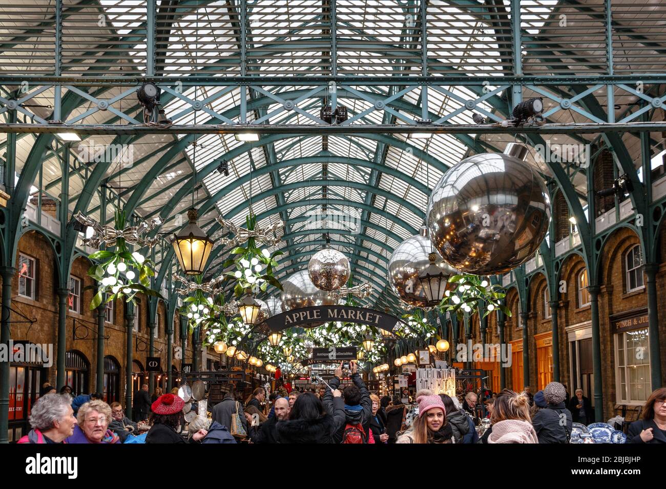 Touristen in der Apple Market in Covent Garden zu Weihnachten Stockfoto