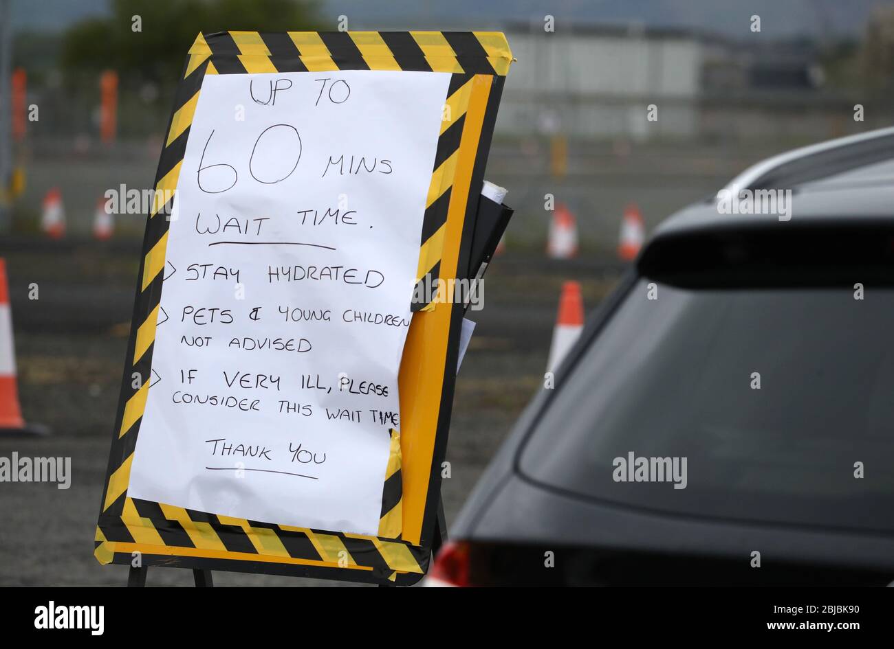 Ein Schild an einem Covid-19-Testzentrum am Flughafen Glasgow, während Großbritannien weiterhin in der Blockade ist, um die Ausbreitung des Coronavirus einzudämmen. Stockfoto