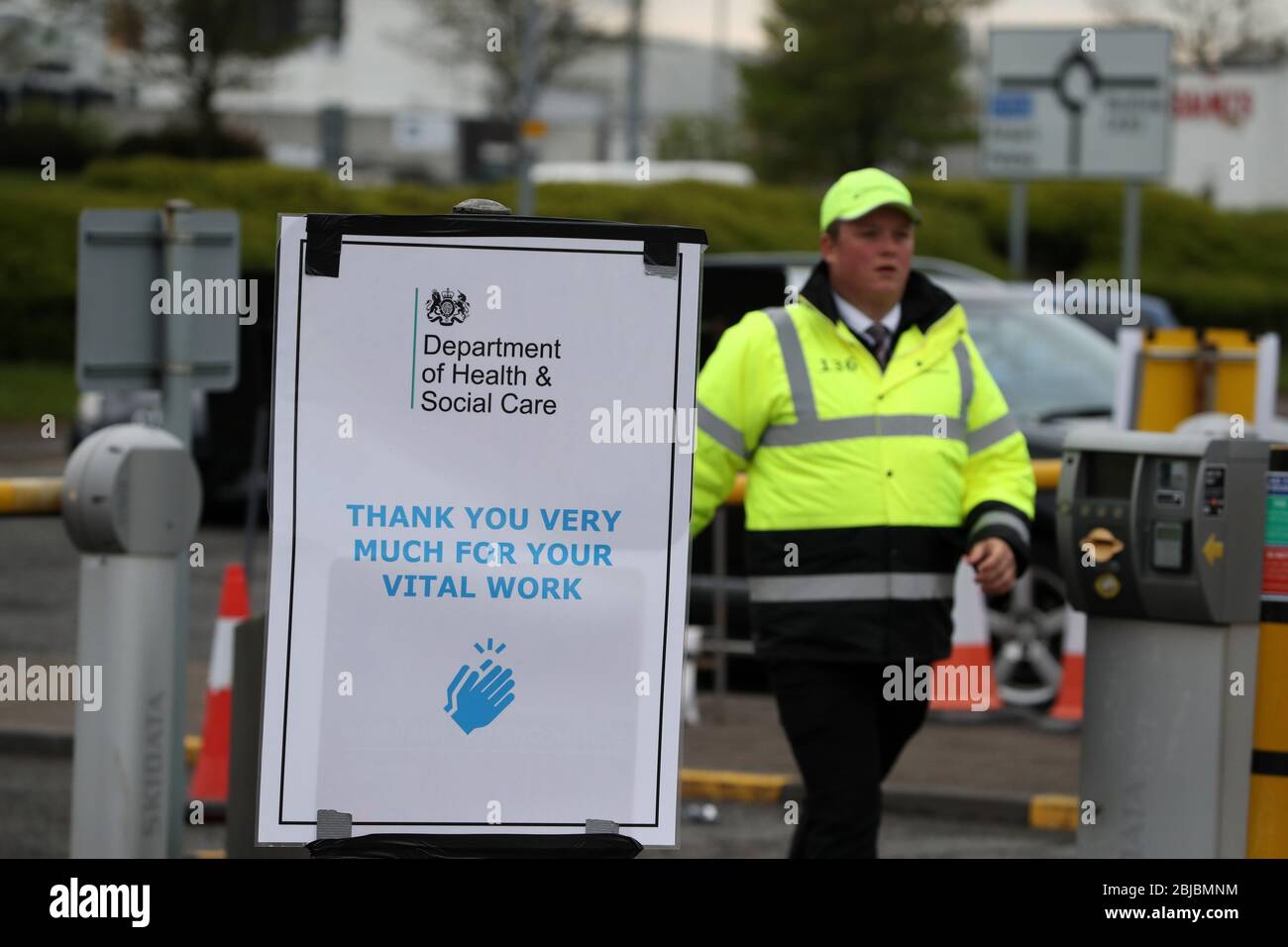 Ein Schild an einem Covid-19-Testzentrum am Flughafen Glasgow, während Großbritannien weiterhin in der Blockade ist, um die Ausbreitung des Coronavirus einzudämmen. Stockfoto