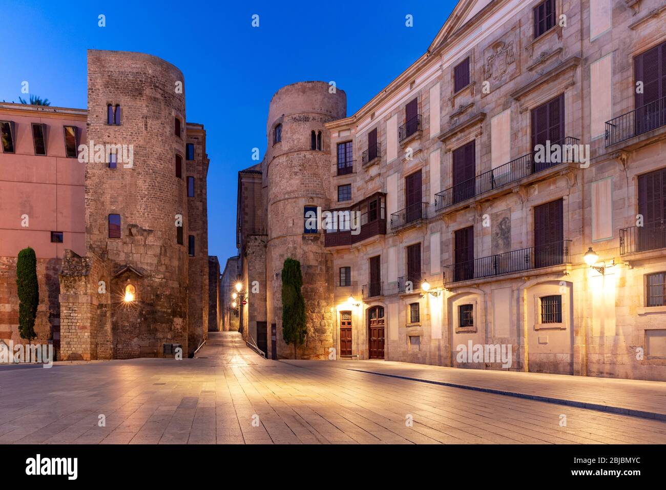 Altes römisches Tor und Placa Nova bei Nacht, Barri Gotisches Viertel in Barcelona, Katalonien, Spanien Stockfoto