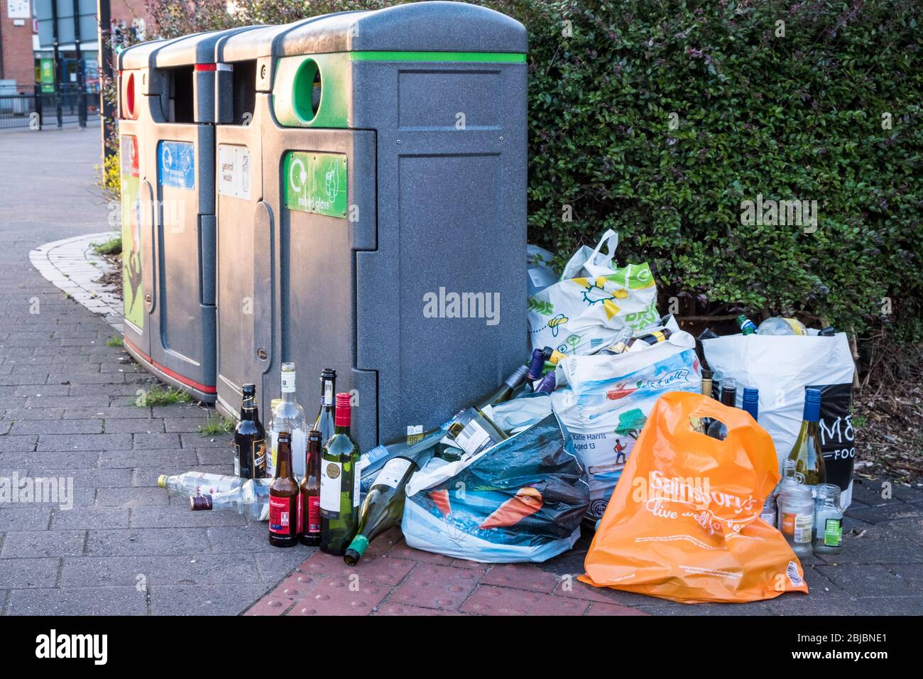 Beutel mit Glasflaschen neben Mülltonnen, West Bridgford, Nottinghamshire, England, Großbritannien Stockfoto