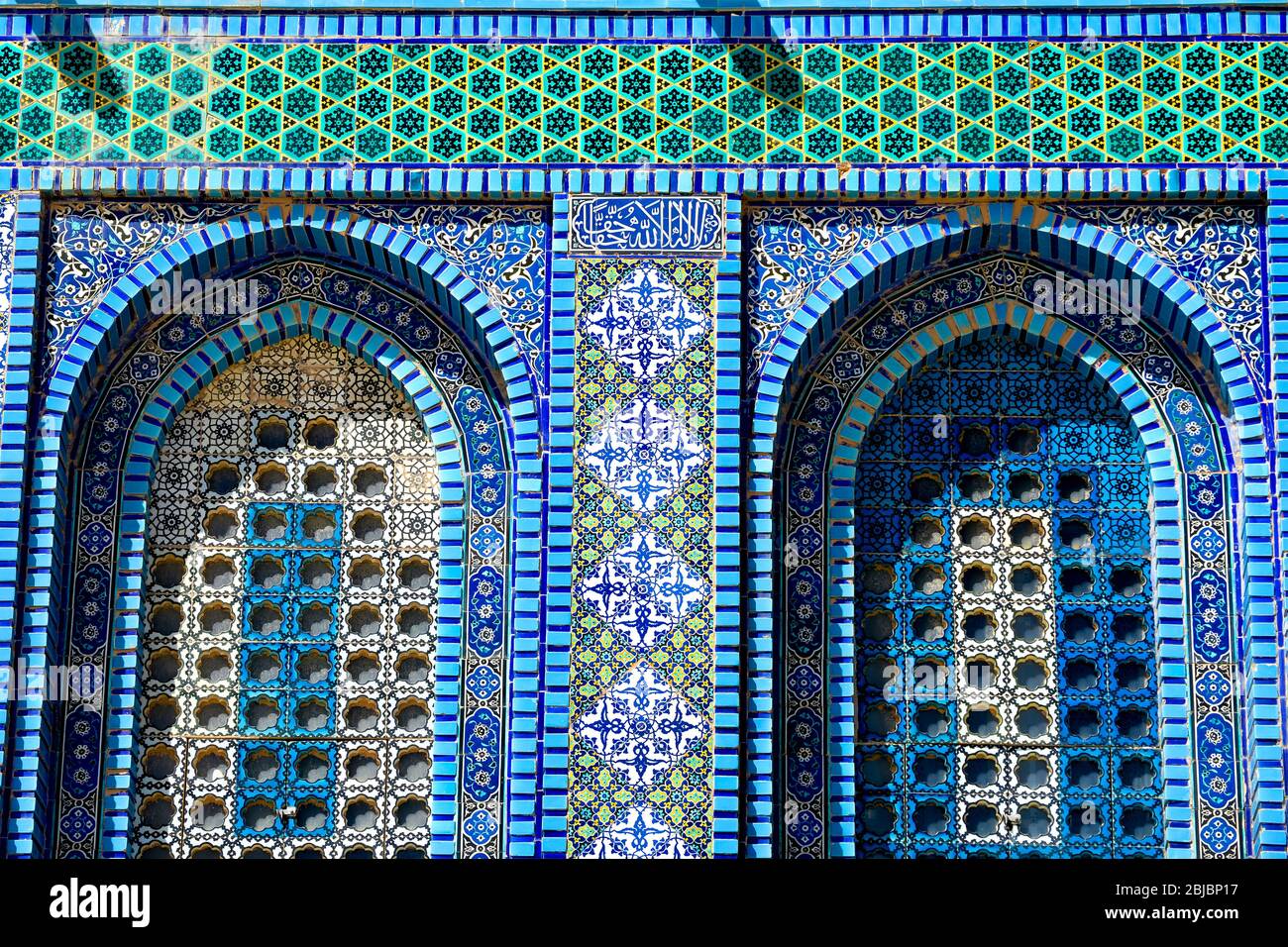 Detail des arabischen Mosaiks mit glasierten Keramikfliesen im byzantinischen Stil im Felsendom, einem islamischen Schrein der Altstadt von Jerusalem, Israel. Stockfoto