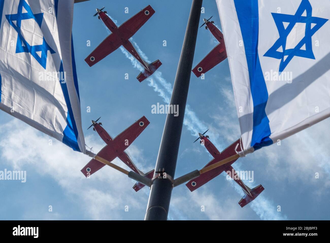 Jerusalem, Israel. April 2020. Vier Beechcraft T-6 Texan II Trainingsflugzeuge der Israel Air Force, die vom IAF-Luftakrobatik-Team geflogen werden, fliegen über Krankenhäuser im ganzen Land und begrüßen medizinische Teams am 72. Unabhängigkeitstag Israels. Die traditionelle Airshow zum Unabhängigkeitstag wurde abgesagt, um Versammlungen zu verhindern, da das Land unter Sperrungen steht, um die COVID-19-Ausbreitung zu verhindern. Quelle: Nir Alon/Alamy Live News Stockfoto