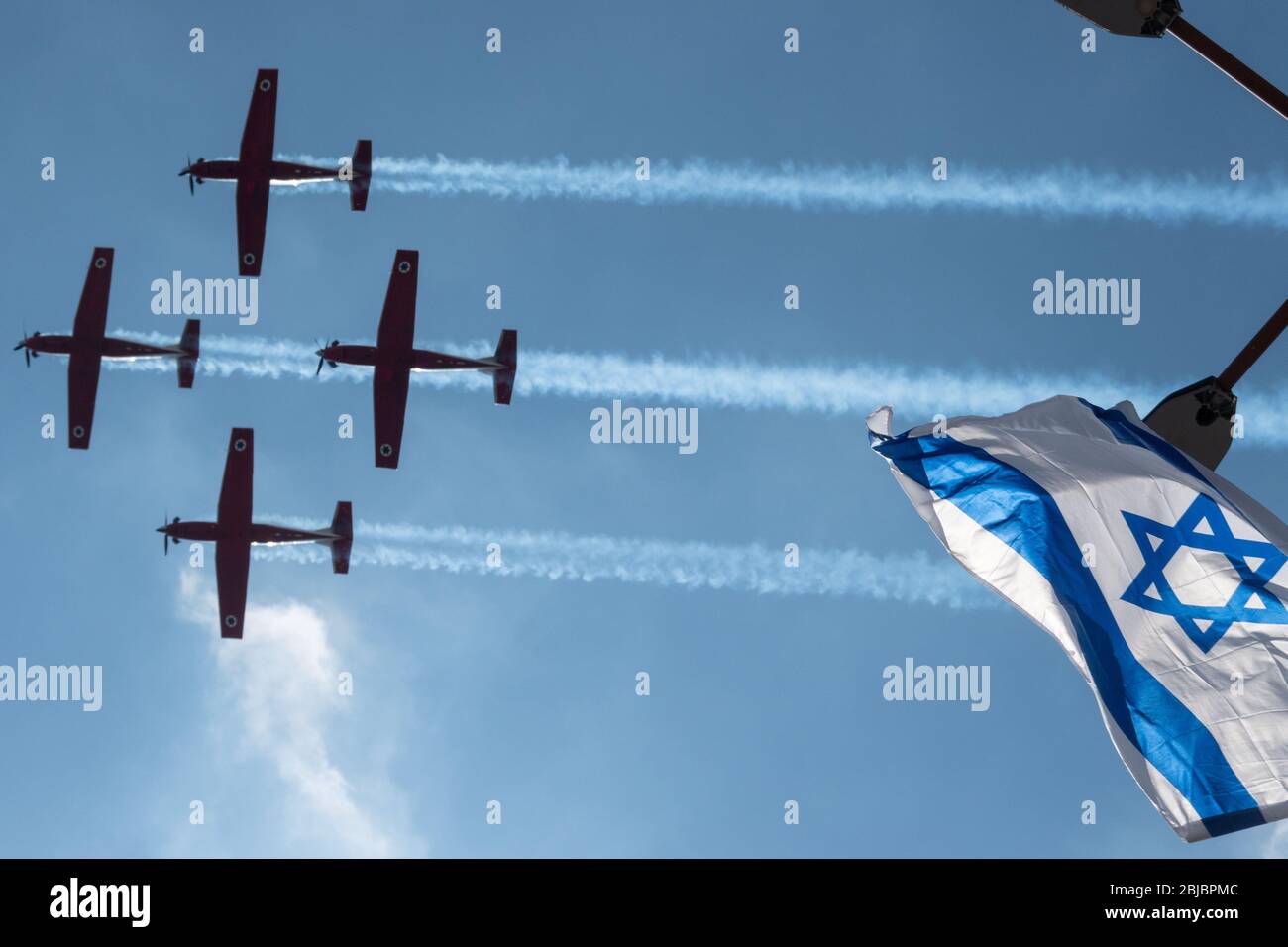 Jerusalem, Israel. April 2020. Vier Beechcraft T-6 Texan II Trainingsflugzeuge der Israel Air Force, die vom IAF-Luftakrobatik-Team geflogen werden, fliegen über Krankenhäuser im ganzen Land und begrüßen medizinische Teams am 72. Unabhängigkeitstag Israels. Die traditionelle Airshow zum Unabhängigkeitstag wurde abgesagt, um Versammlungen zu verhindern, da das Land unter Sperrungen steht, um die COVID-19-Ausbreitung zu verhindern. Quelle: Nir Alon/Alamy Live News Stockfoto