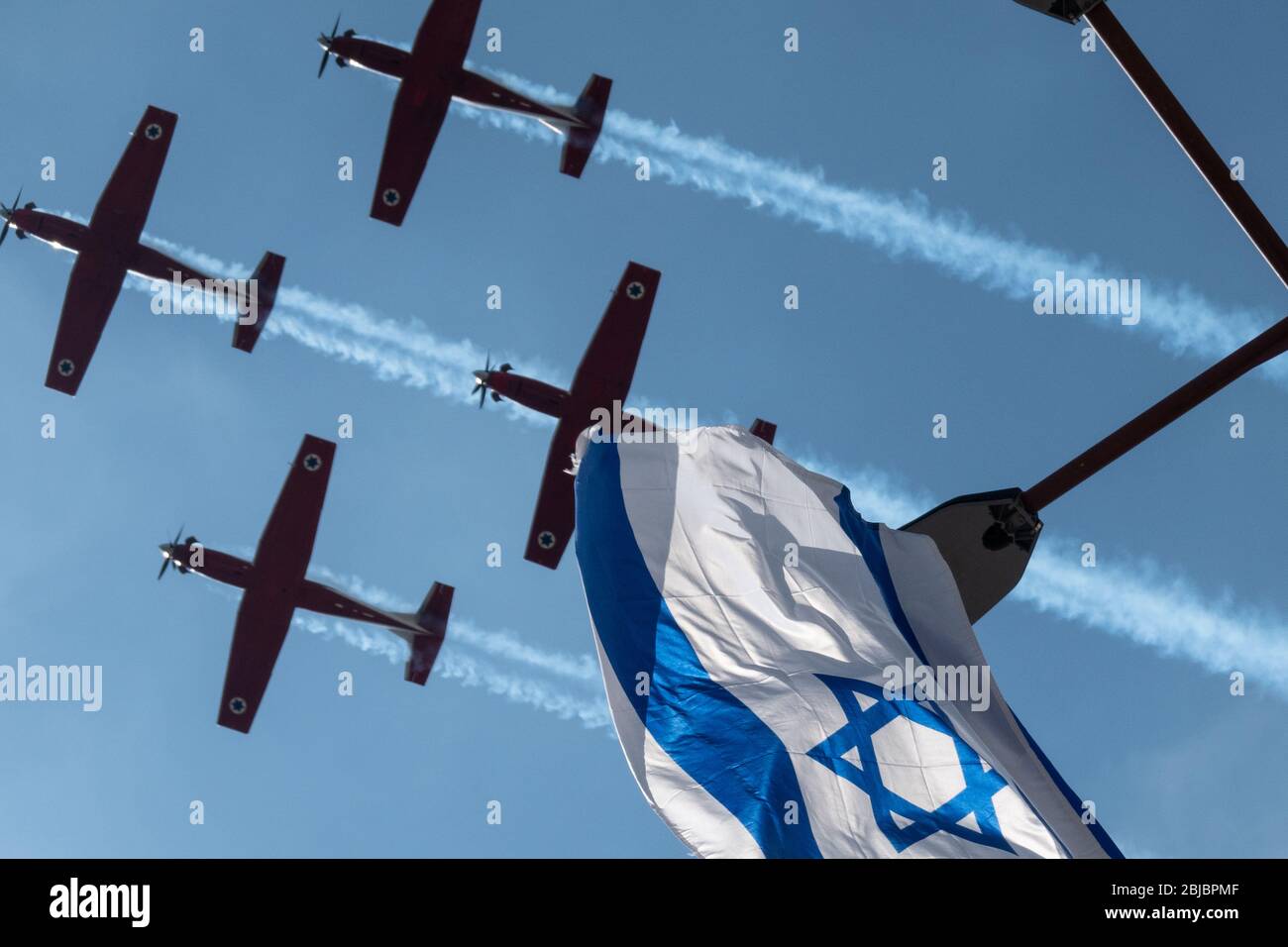 Jerusalem, Israel. April 2020. Vier Beechcraft T-6 Texan II Trainingsflugzeuge der Israel Air Force, die vom IAF-Luftakrobatik-Team geflogen werden, fliegen über Krankenhäuser im ganzen Land und begrüßen medizinische Teams am 72. Unabhängigkeitstag Israels. Die traditionelle Airshow zum Unabhängigkeitstag wurde abgesagt, um Versammlungen zu verhindern, da das Land unter Sperrungen steht, um die COVID-19-Ausbreitung zu verhindern. Quelle: Nir Alon/Alamy Live News Stockfoto