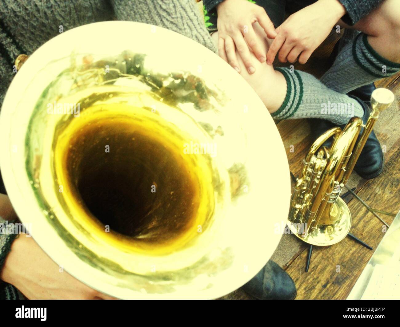 Traditionelle bayerische Volksmusik mit Blasinstrumenten während einer Floßfahrt am Starnberg Stockfoto