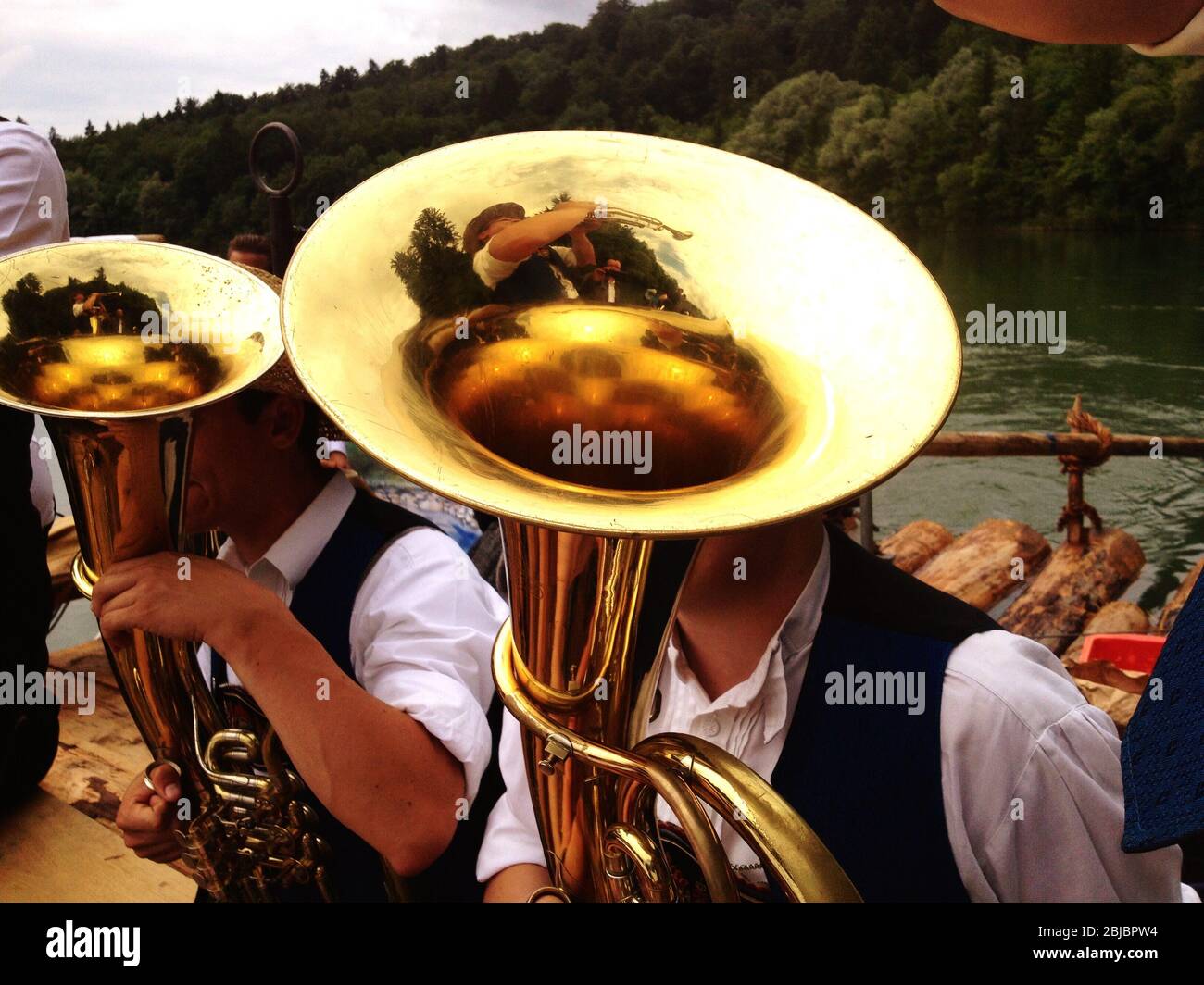 Traditionelle bayerische Volksmusik mit Blasinstrumenten während einer Floßfahrt am Starnberg Stockfoto