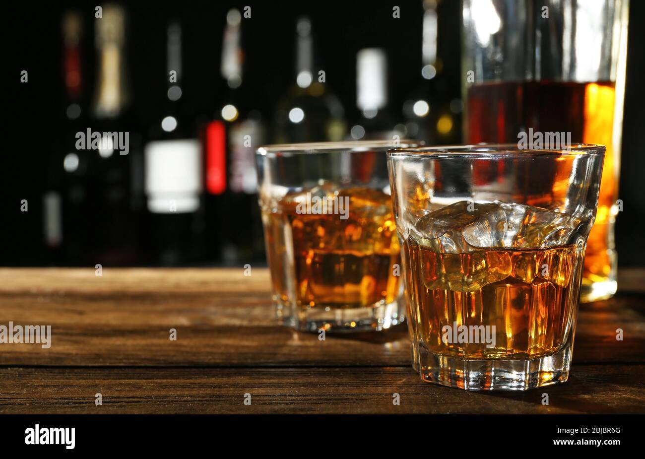 Gläser Whisky auf Holzbar Nahaufnahme Stockfoto