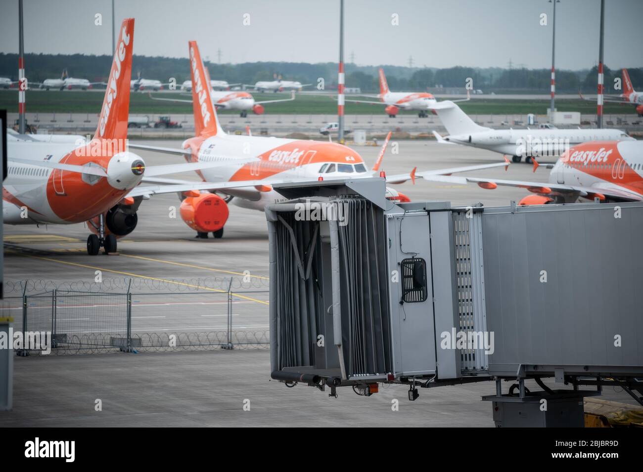 29. April 2020, Brandenburg, Schönefeld: Easy Jet-Flugzeuge stehen auf dem Vorfeld des neuen Berlin-Brandenburg Willy-Brandt Airport. In den Sitzungen des Aufsichtsrats und der Hauptversammlung der Flughafen Berlin Brandenburg GmbH soll unter anderem die vorübergehende Schließung des Flughafens Tegel diskutiert werden. Foto: Michael Kappeler/dpa Stockfoto