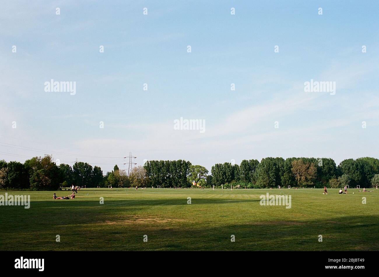 Sportplätze im Hackney Marshes, im Nordosten Londons, Großbritannien im späten Frühjahr Stockfoto
