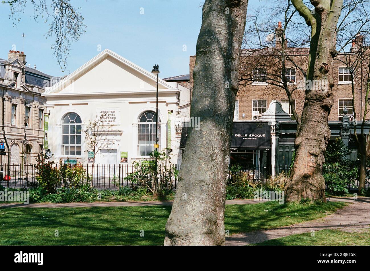 Newington Green, North London UK, Blick auf die Unitarian Kirche aus dem 18. Jahrhundert und Gebäude aus dem Grünen Stockfoto
