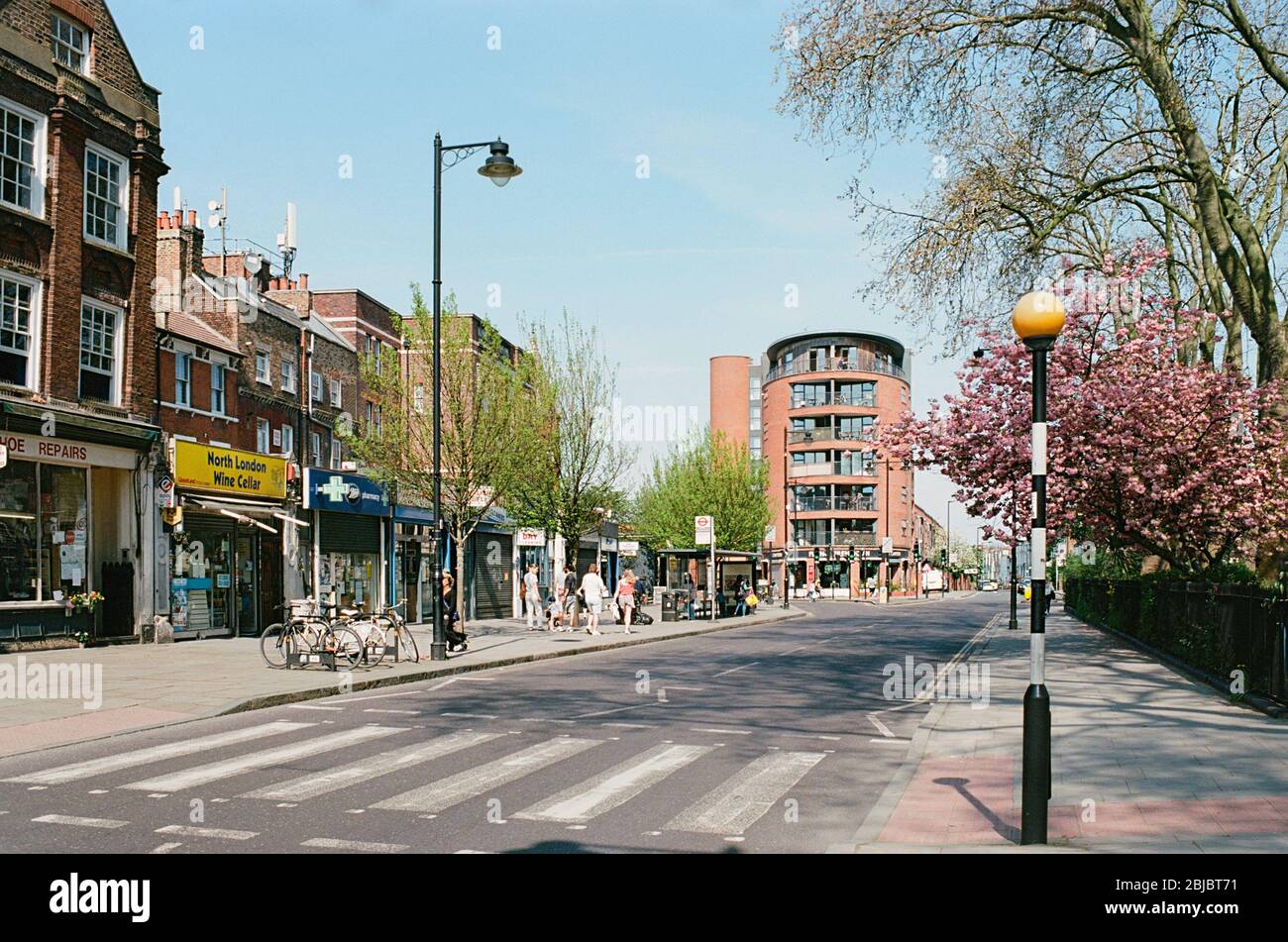 Newington Green Road in Newington Green, North London, mit Geschäften und Fußgängern Stockfoto