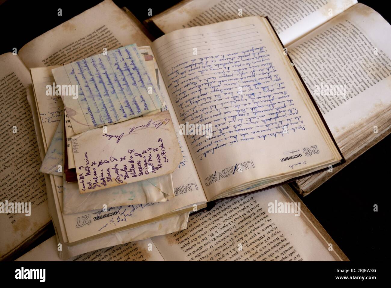 Antike handgeschriebene Briefe und Agenda mit alten Büchern Stockfoto