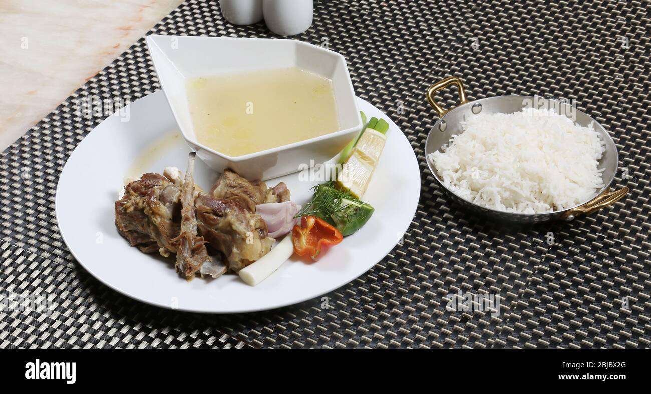 Gekochtes Lammfleisch mit Hammelsuppe und weißem Reis Stockfoto