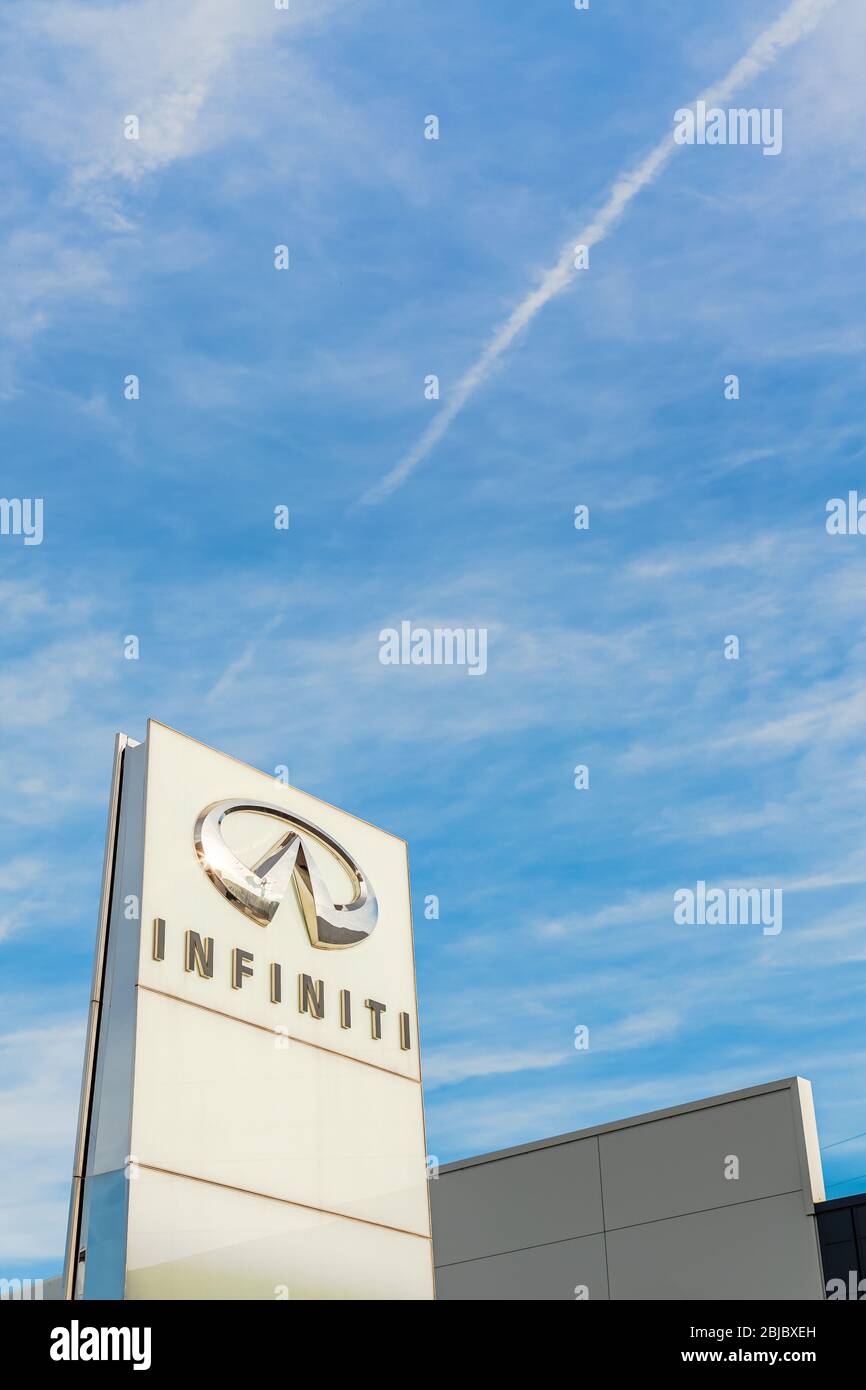 Infiniti Nissan Motor Markenlogo auf hellblauem Himmel Hintergrund auf seinem Autohändler Bürogebäude in Lyon, Frankreich - 23. Februar 2020 Stockfoto