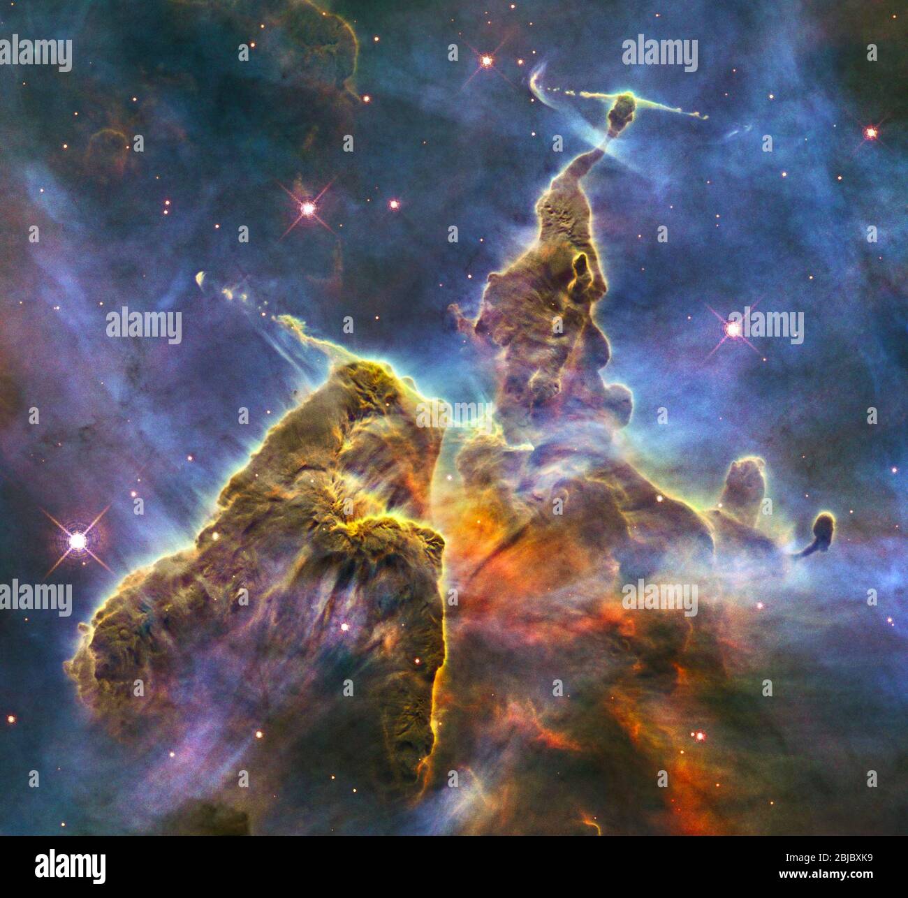 Die NASA-Hubble-Weltraumteleskop fängt die chaotischen Aktivität auf einem drei-light-hohen Säule aus Gas und Staub, die weg gegessen wird durch den brilli, Stockfoto