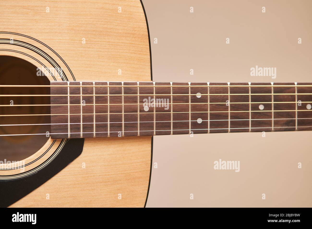Das Gitarrendeck. Akustische Gitarre. Musikinstrument. Griffbrett akustische Gitarre Stockfoto